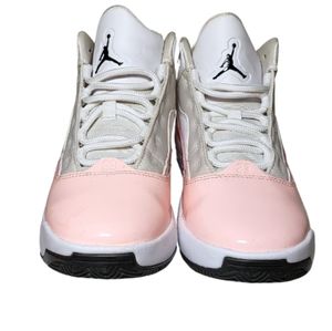 Jordan Max Aura 2 Youth White/Pink Sneakers. Size 5